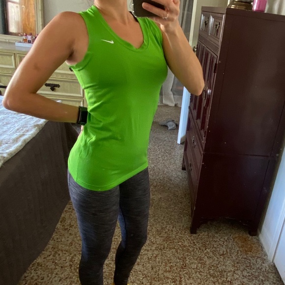🤸🏻‍♂️SOLD🤸🏻‍♂️Nike Dri-Fit Lime Green Tank Top - Picture 2 of 8